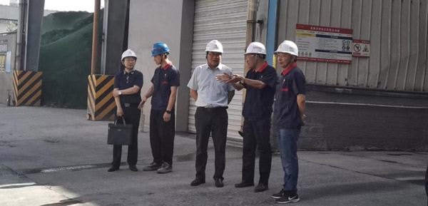 集團公司黨委委員、股份公司黨委書記、總經(jīng)理蔣培進到建材公司調(diào)研