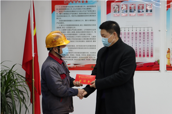 集團(tuán)公司黨委委員、副總經(jīng)理胡新付到公司走訪慰問(wèn)